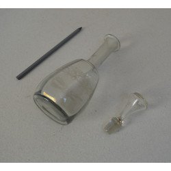 Vechi recipient de sticla cu dop pentru bauturi alcoolice