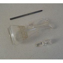 Vechi recipient de sticla cu dop pentru bauturi alcoolice