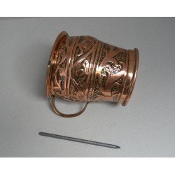 Vas de cupru cu toartă, decor repousse, Italia, secolul al XIX-lea
