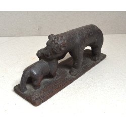 "Tigresa cu pui" statueta de lemn India sec 19