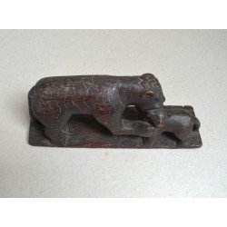 "Tigresa cu pui" statueta de lemn India sec 19
