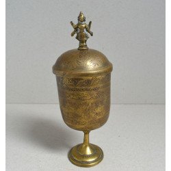Urnă cu capac, alamă gravată, cu figurină antropomorfă – India sau Birmania (Myanmar), sec. XIX