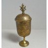 Urnă cu capac, alamă gravată, cu figurină antropomorfă – India sau Birmania (Myanmar), sec. XIX