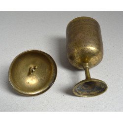 Urnă cu capac, alamă gravată, cu figurină antropomorfă – India sau Birmania (Myanmar), sec. XIX