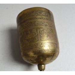 Urnă cu capac, alamă gravată, cu figurină antropomorfă – India sau Birmania (Myanmar), sec. XIX