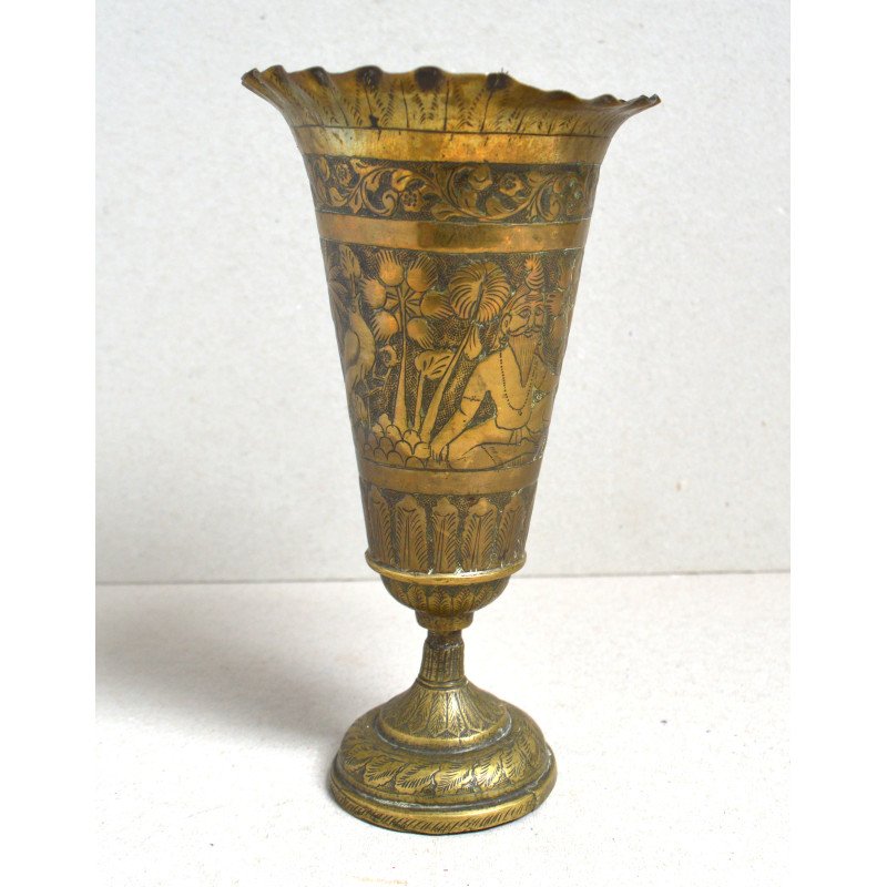 Vas ornamental cu picior indo-persan gravat manual cca 1900-1950