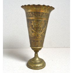 Vas ornamental cu picior indo-persan gravat manual cca 1900-1950