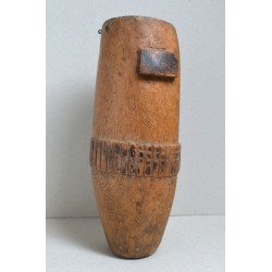 Vas utilitar sculptat în lemn, Kenya – cu torți laterale și brâu decorativ în relief